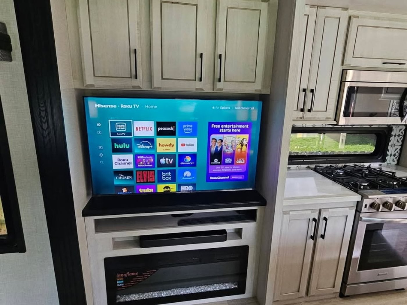 TV mounting: the finished entertainment wall with the TV mounted level and a soundbar below it.
